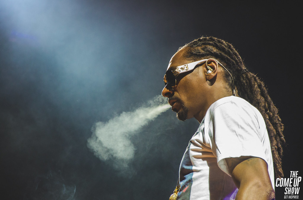 Snoop dogg smoking.